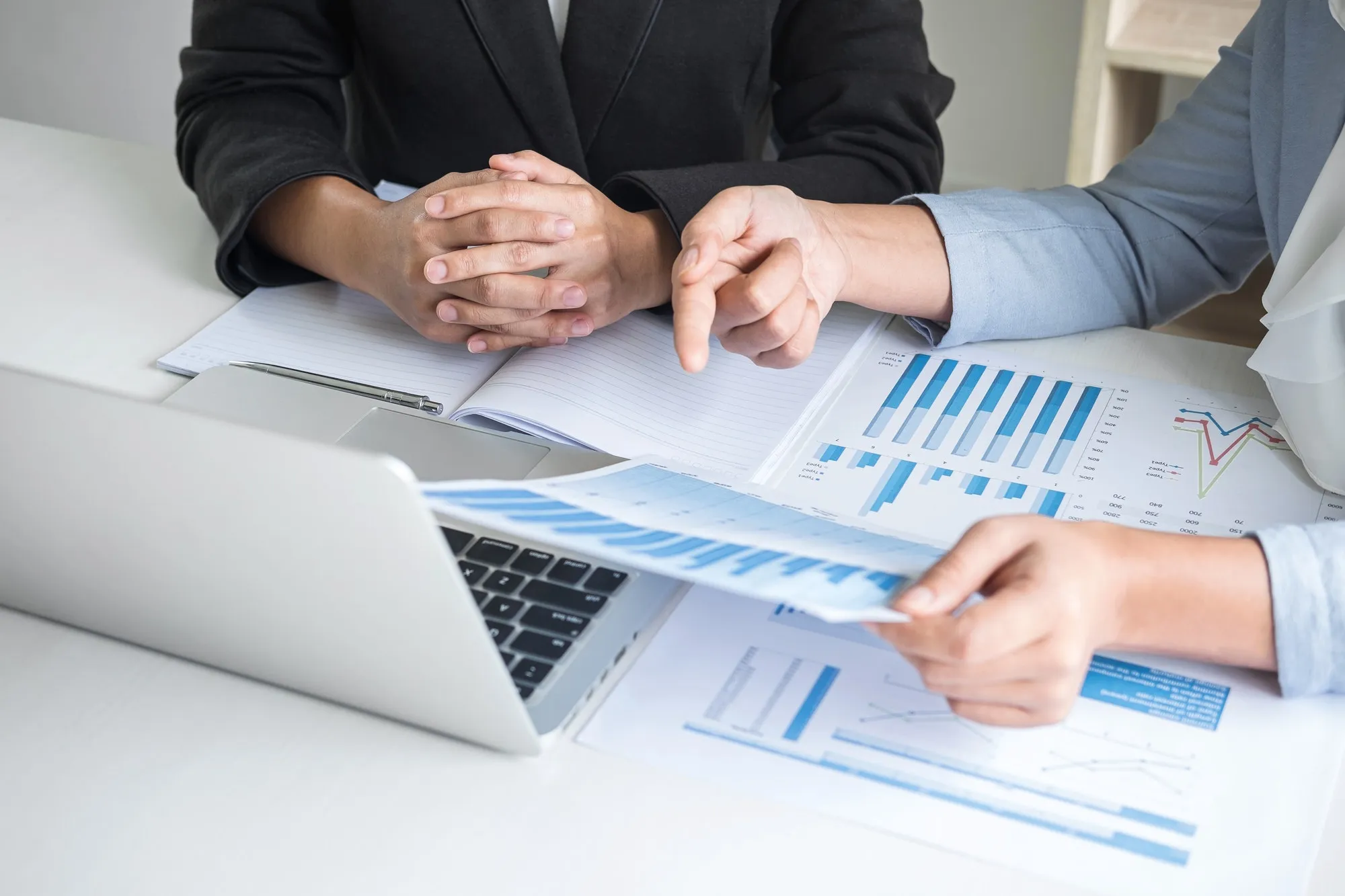 businesswoman-leader-team-conference-on-meeting-presentation-to-planning-investment-project-working_684944c52b99b